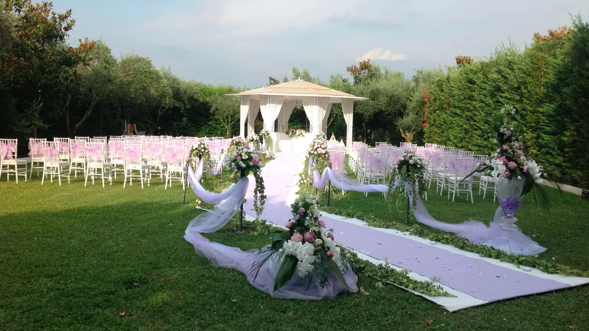 Gazebo e sedute allestite in giardino per la cerimonia